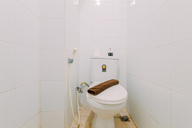 Bathroom 2, Comfort Living 2Br Apartment Mt Haryono Residence, Jakarta Selatan