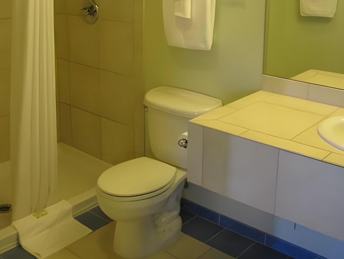 Bathroom 4, Anacortes Ship Harbor Inn, Skagit