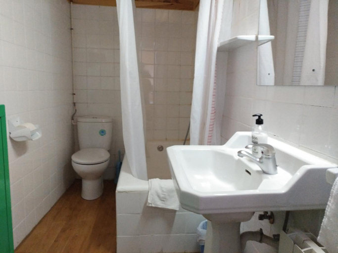 Bathroom 2, Albergue El Ultimo Bucardo, Huesca