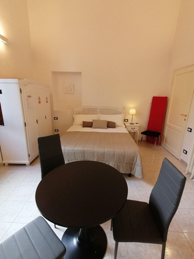 Others, B&B Leone X, Florence