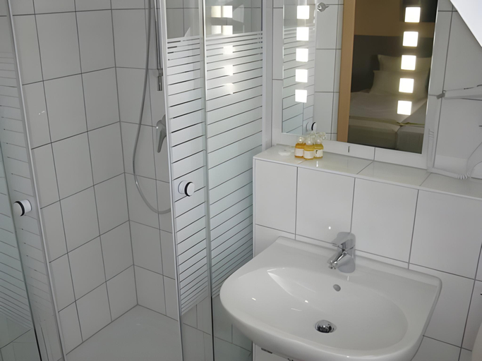 Bathroom 2, Lons Hotel Garni, Region Hannover