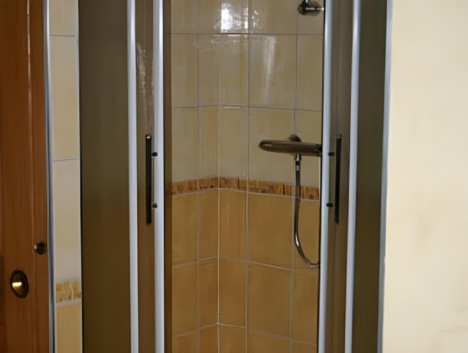 Bathroom 3, La Grange de Boulaines, Oise