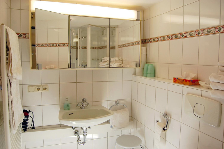 Bathroom 5, Hotel - Pension - Heidelberg inkl. Chiemgaukarte, Traunstein