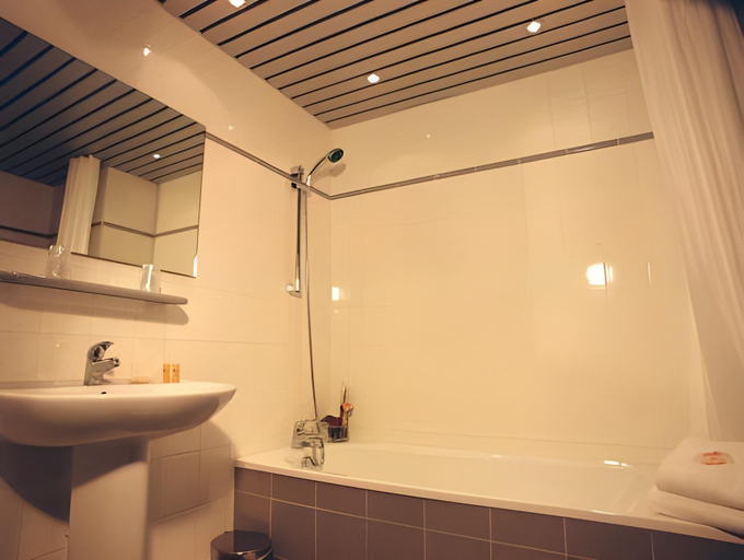 Bathroom 4, Hotel du Beryl, Lons-le-Saunier, Jura