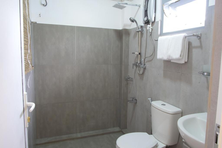 Bathroom 3, Seals Harbour Hotel, Weligama