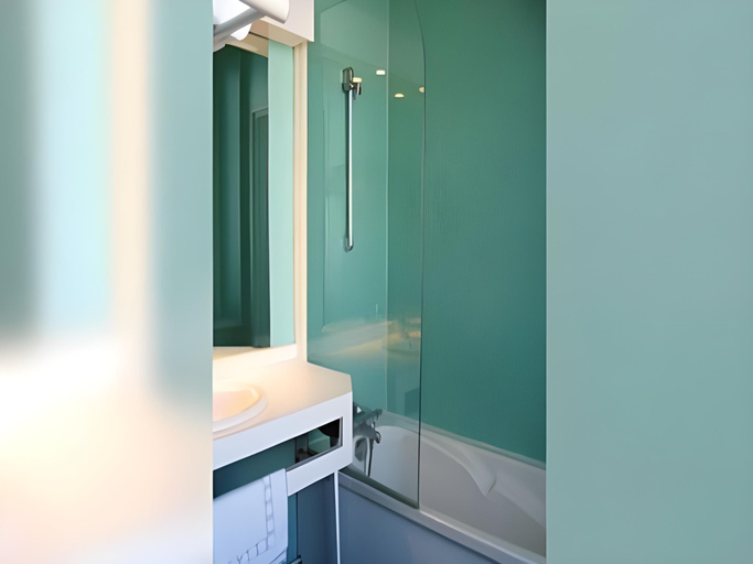 Bathroom 3, Logis Hotel des Bourbons Montlucon Climatise, Allier