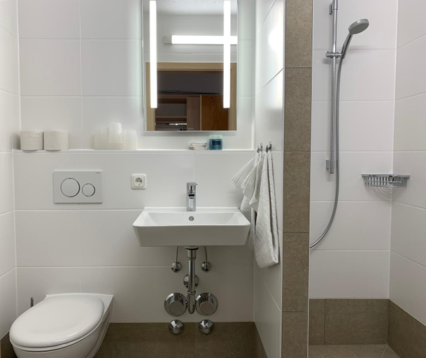 Bathroom 4, Chiemgau Appartements, Traunstein