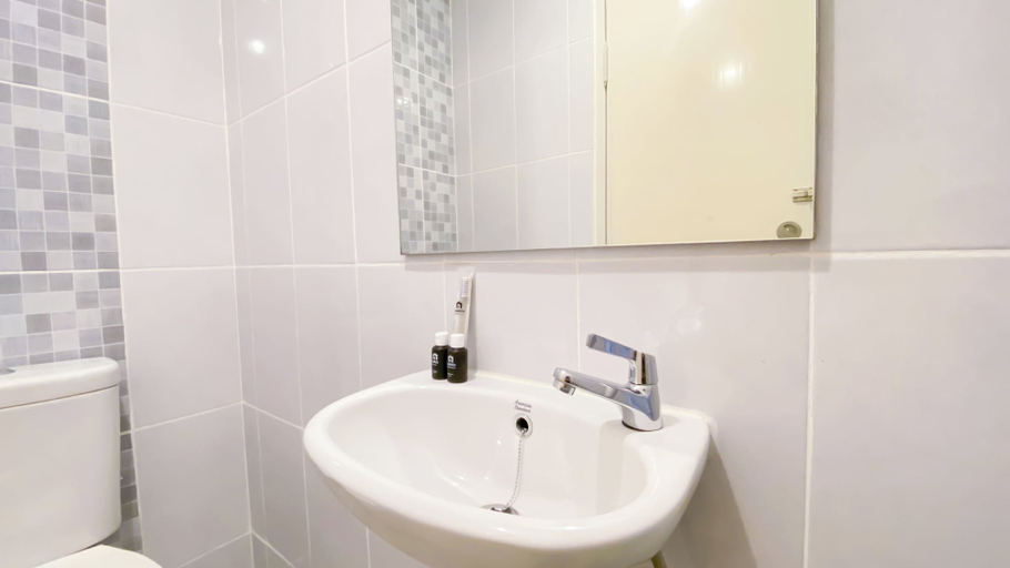 Bathroom 5, Cozy Minimalist Studio Apartment Tokyo Riverside Pik 2, Tangerang