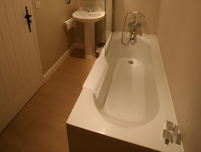 Bathroom 5, Chateau Les Oliviers de Salettes, Drôme