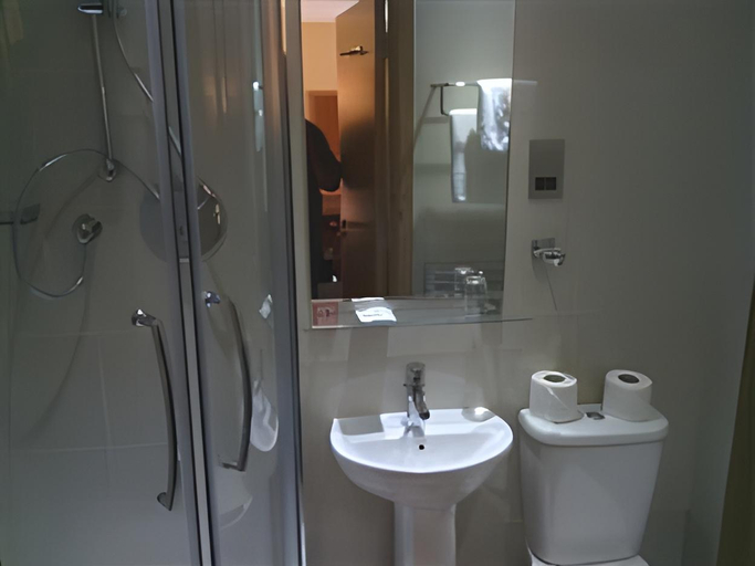 Bathroom 5, Regency Hotel Parkside, London