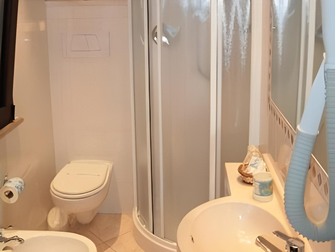 Bathroom 2, Hotel Sileoni, Livorno