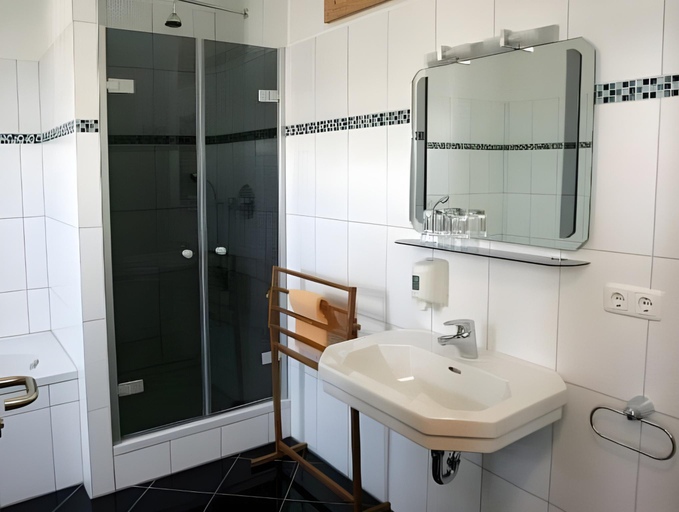 Bathroom 1, Gasthof Pritscher, Landshut