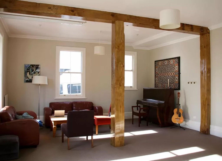 Public Area 2, Verandahs Parkside Lodge - Hostel, Waitakere