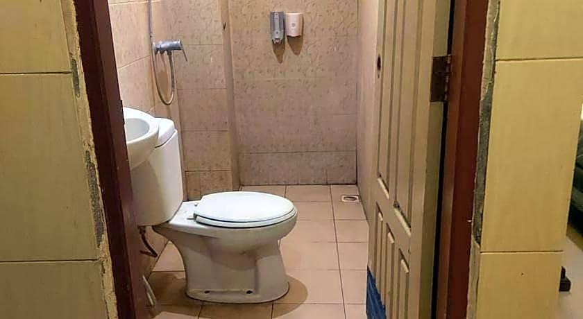 Bathroom 4, Hotel Mulia Kendari Mitra RedDoorz, Kendari