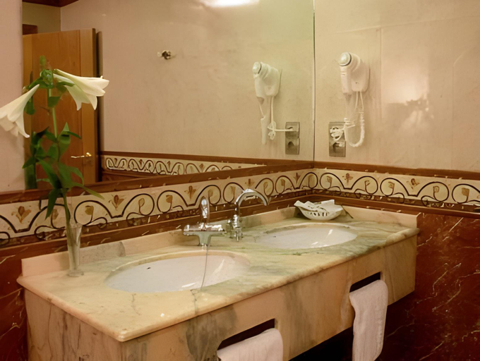 Bathroom 4, Hotel Restaurante Emilio, Albacete