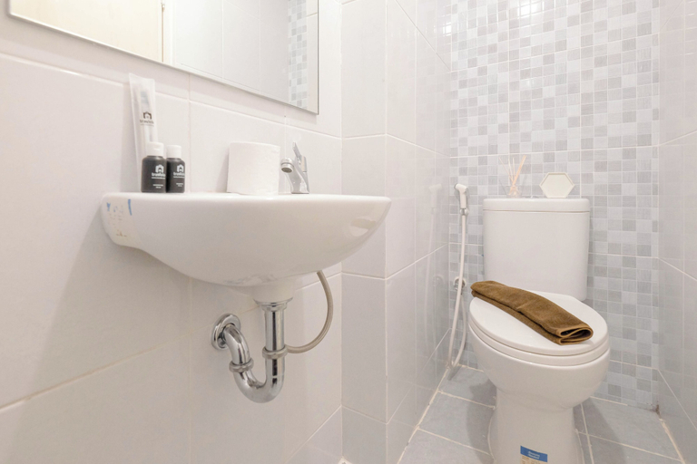 Bathroom 2, Good Furnished Studio At Tokyo Riverside Pik 2 Apartment, Tangerang