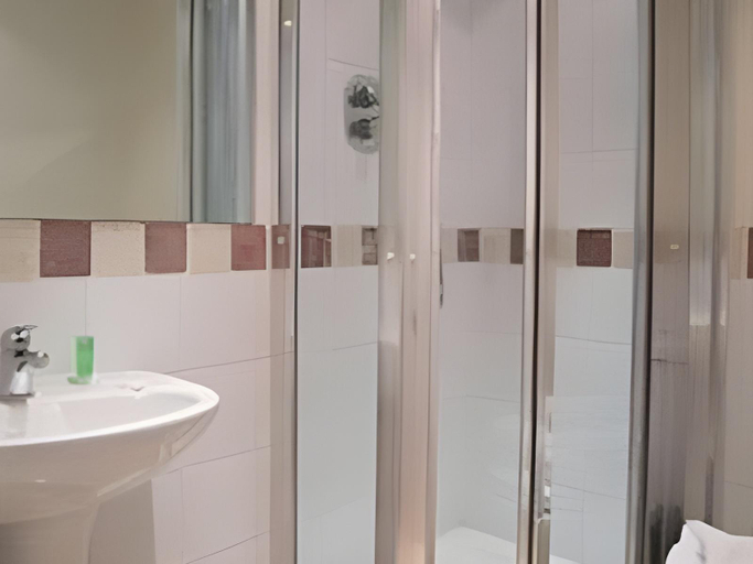 Bathroom 3, Inverness Terrace Serviced Apartments, London