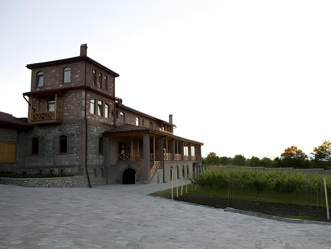 Exterior & Views