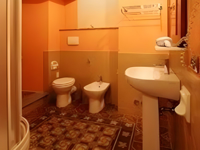 Bathroom 4, L'Antica Bifore, Lucca