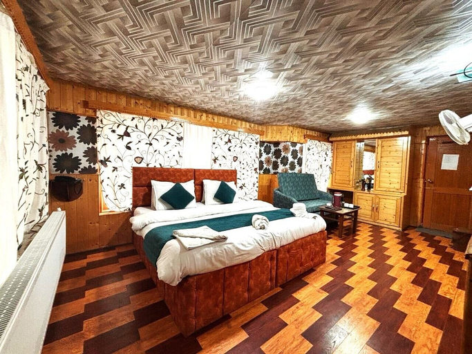 Bedroom 5, Hotel Tourist Palace, Anantnag
