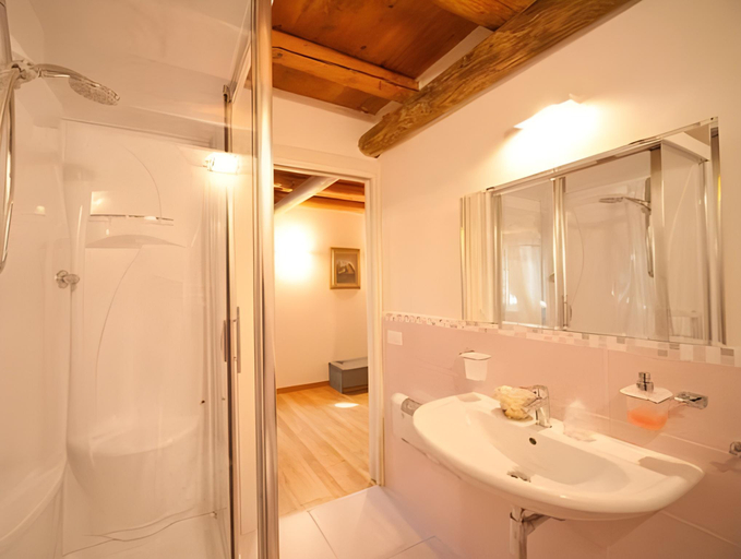 Bathroom 5, Antica Corte, Verona