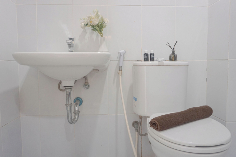 Bathroom 5, Restful And Homey Studio Patraland Urbano Apartment, Bekasi