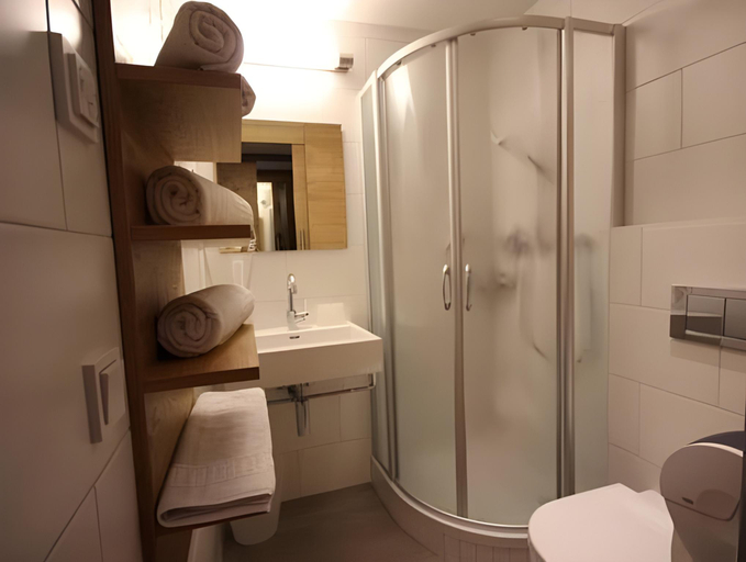 Bathroom 3, Hotel Bacher Asitzstubn, Zell am See