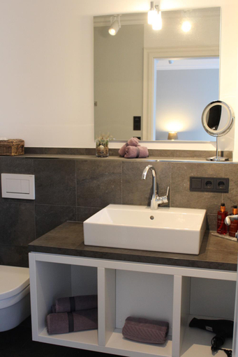 Bathroom 4, Hotel Leegerpark, Aurich