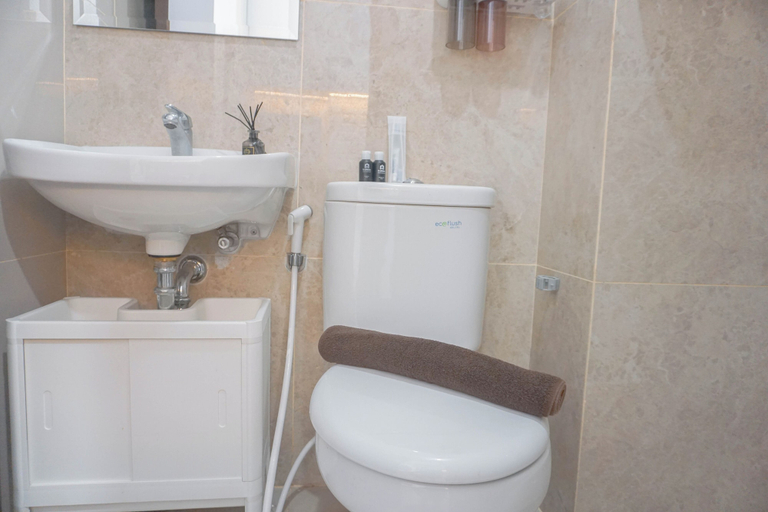 Bathroom 5, Good And Comfy Studio At Transpark Cibubur Apartment, Depok