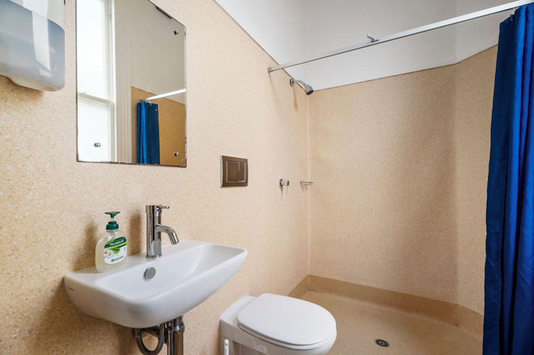 Bathroom, Verandahs Parkside Lodge - Hostel, Waitakere