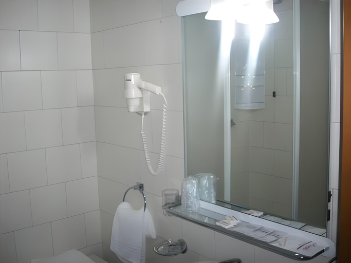 Bathroom 3, Hotel Forum, Milano