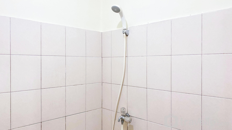 Bathroom, Homey And Cozy Studio Room Tifolia Apartment, East Jakarta