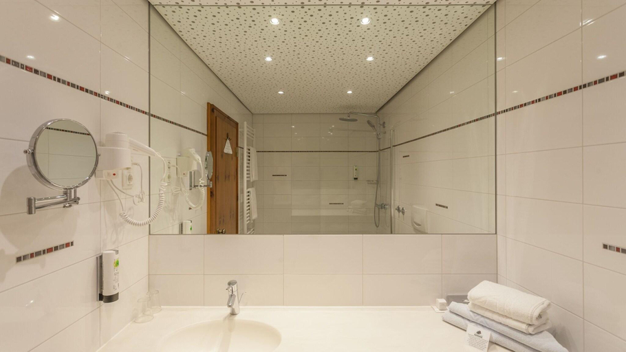 Bathroom 4, St Johann Alpenland Resort-Sport Hotel, Sankt Johann im Pongau