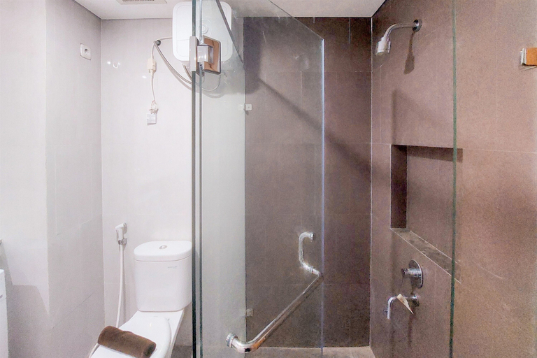 Bathroom 3, Modern Look And Comfy Studio Apartment At One Narita Residence, Tangerang