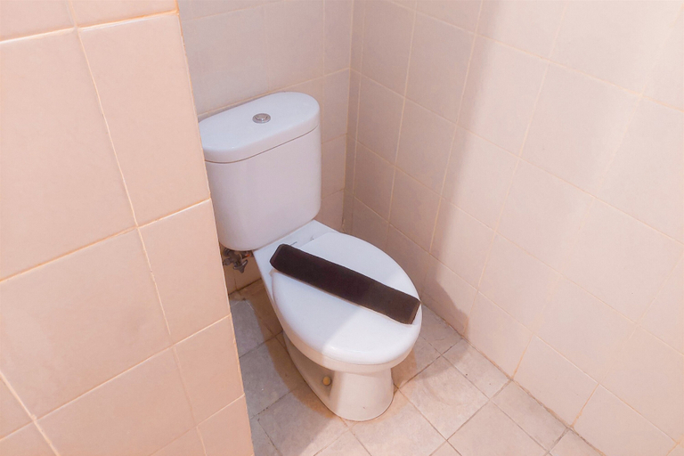 Bathroom 5, Warm And Spacious Combined Unit 2Br At Serpong Greenview Apartment, South Tangerang
