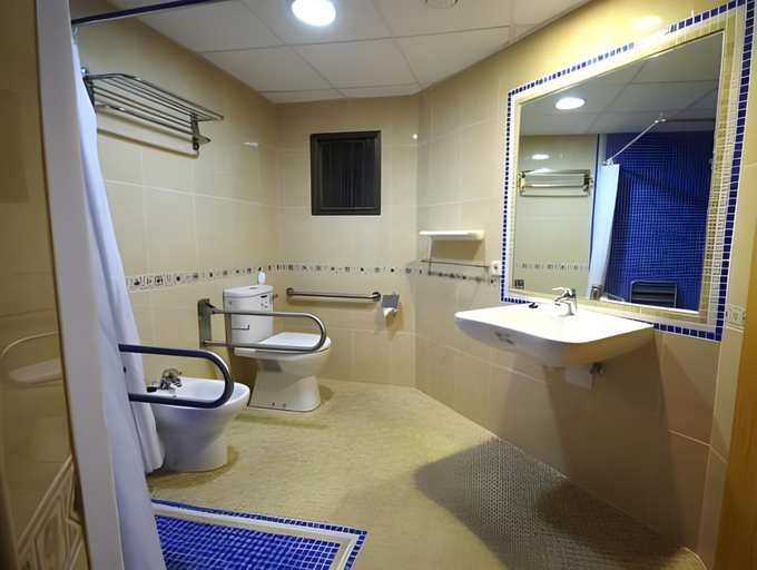 Bathroom 3, Marina Palmanova Apartamentos, Baleares