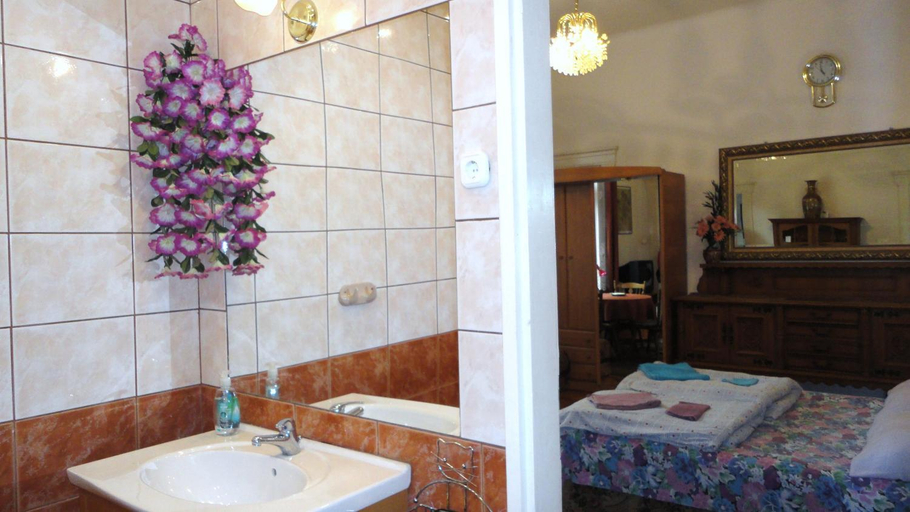 Bathroom 2, Garibaldi 5 Apartments & Rooms, Budapesti
