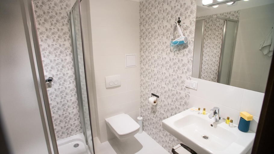 Bathroom 2, Central Hotel, L'vivs'ka