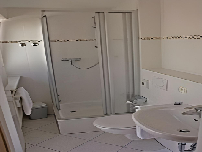 Bathroom 3, Hotel Alfa Zentrum, München