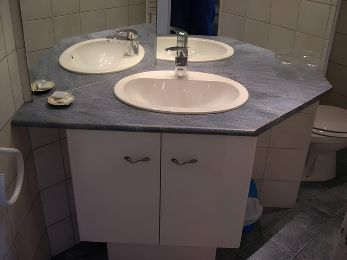 Bathroom 5, Le Barry du Grand Chemin, Hérault
