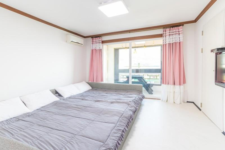Bedroom 3, Geoje Flora Private Pension, Geoje