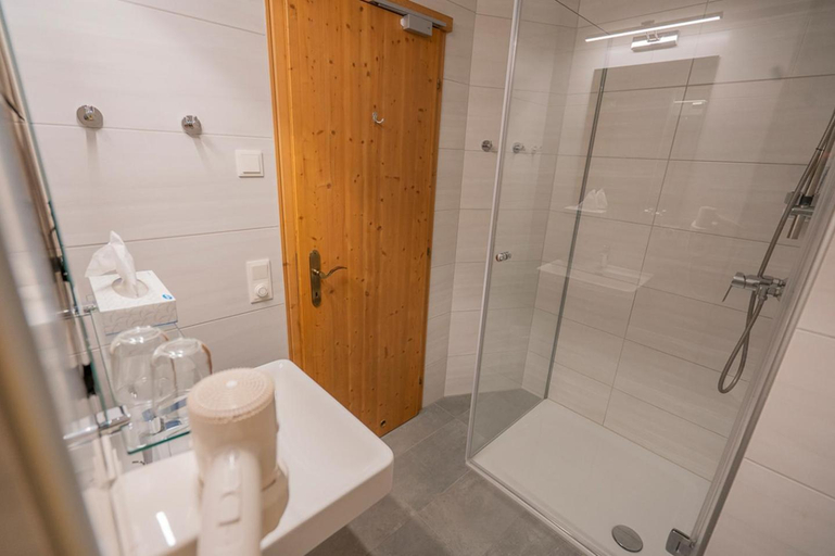 Bathroom 2, Theater- und Feriendorf Konigsleitn GmbH, Gmünd