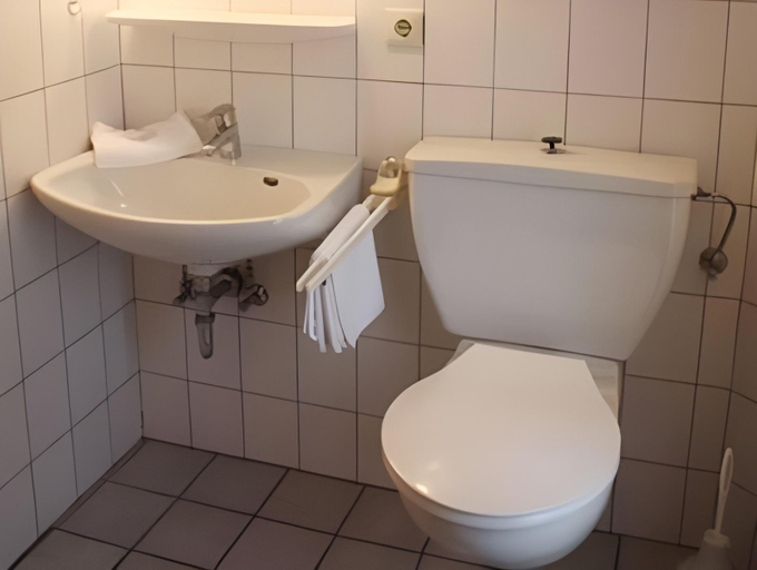 Bathroom 5, Hotel Zum Großen Krug, Aurich