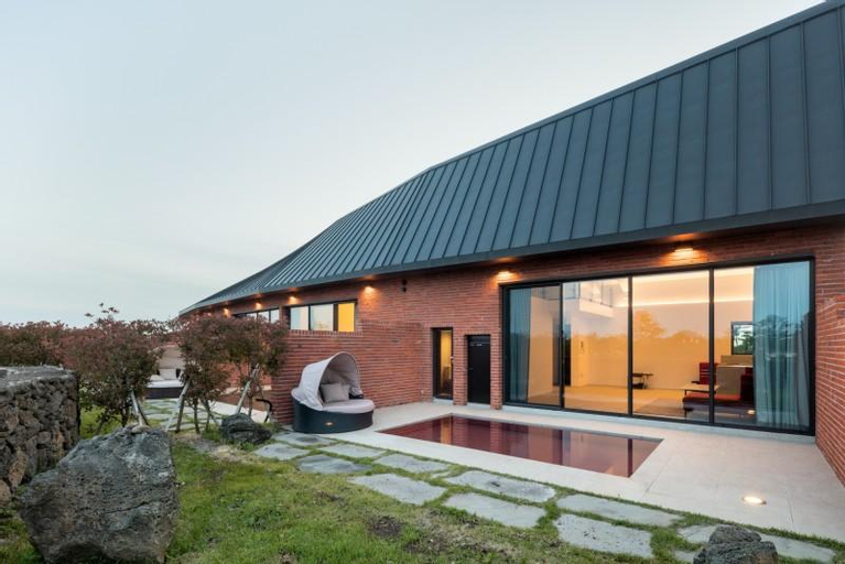 Jeju Ohhyeongje Private Hot Water Pool Villa, Jeju