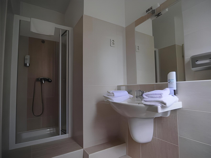 Bathroom 3, Walzer Hotel, Budapesti