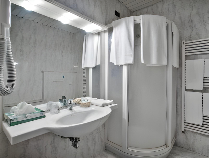 Bathroom 3, Hotel De Nac, Trento