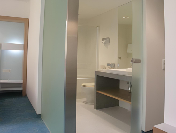 Bathroom 2, Dom-Hotel, Linz