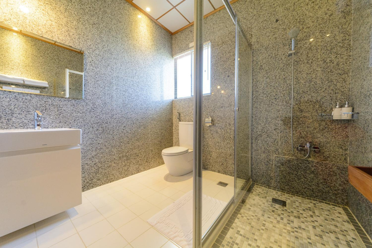 Bathroom 1, Warm House B&B, Taitung