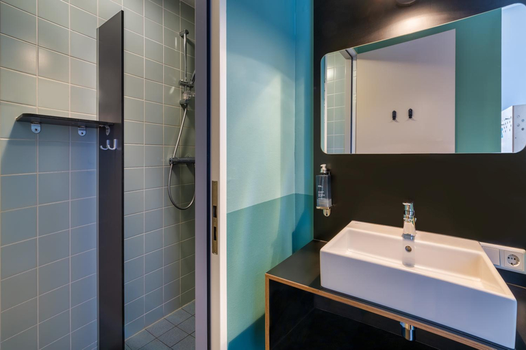 Bathroom 2, Stayokay Hostel Amsterdam Oost, Amsterdam