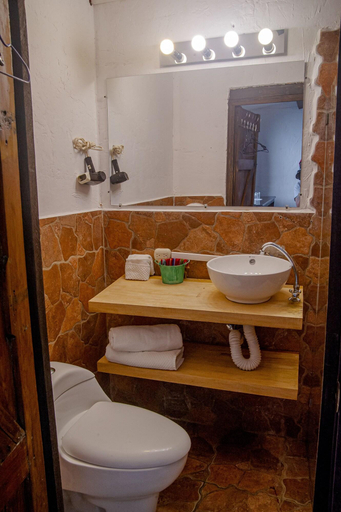 Bathroom 4, Nikikot Hotel and Hostal Food & Drink, Antigua Guatemala